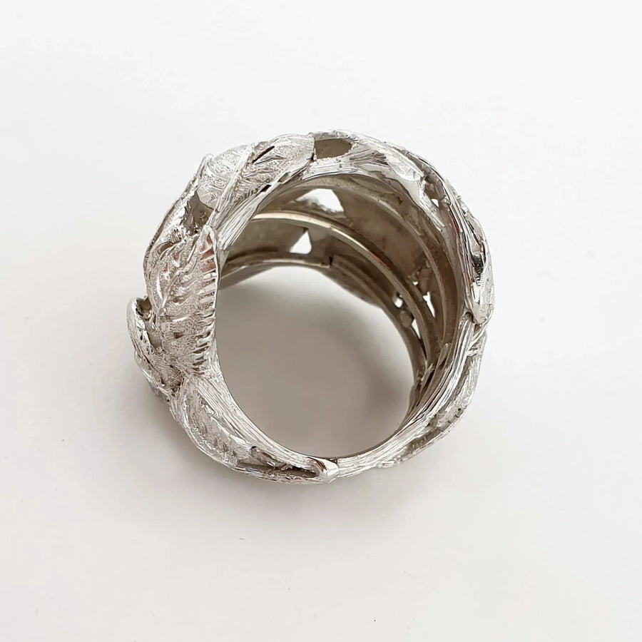 The inside of the ring: the engraving continues also on the leaves that face into the band