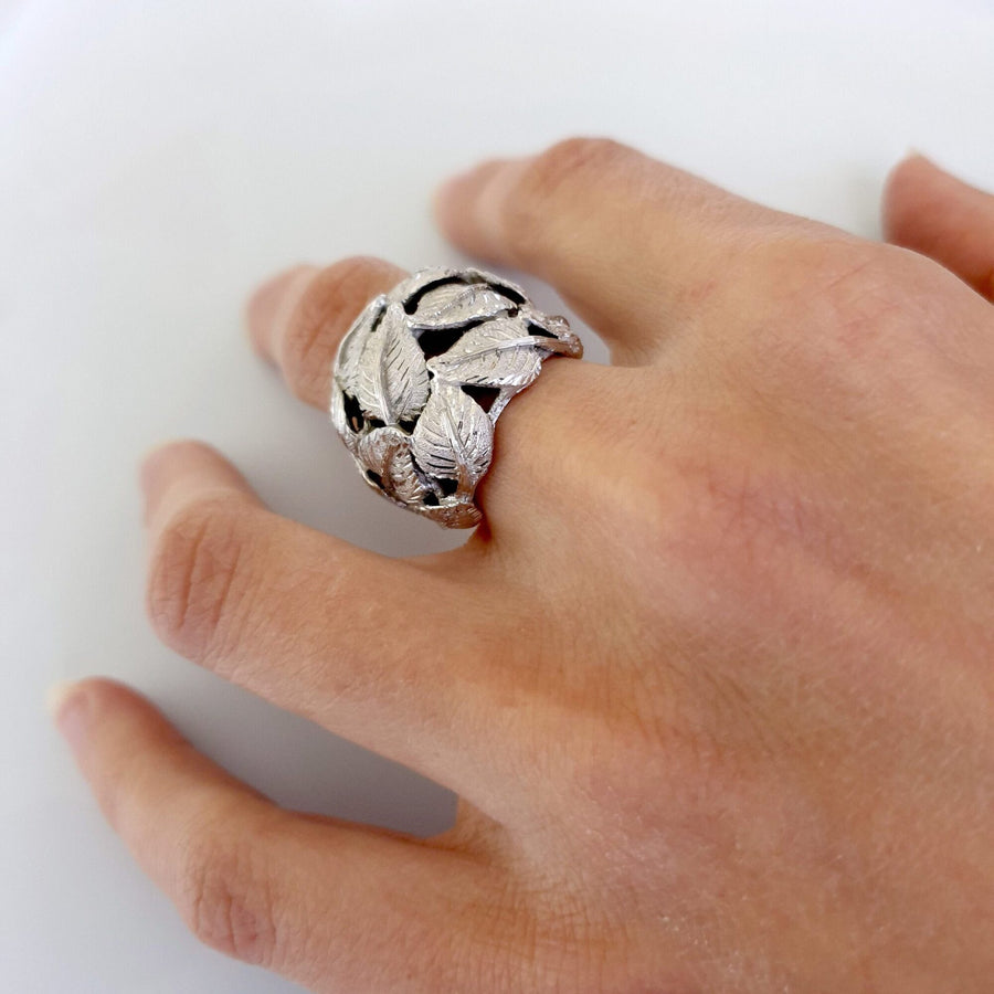 The ring worn: the band covers almost the whole phalanx