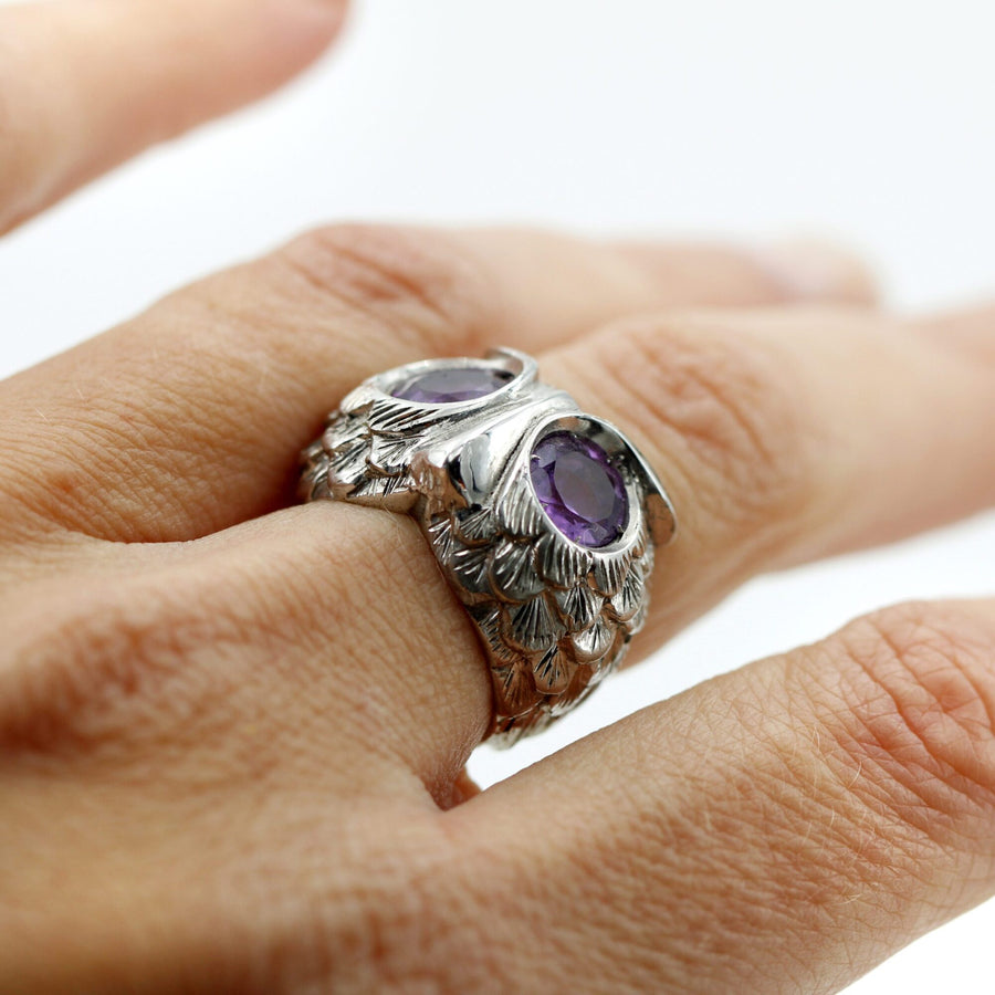 L'anello al dito, di tre quarti
