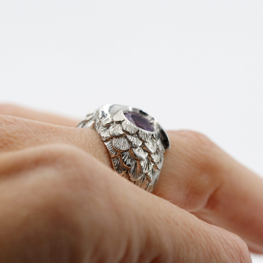 L'anello al dito, veduta laterale