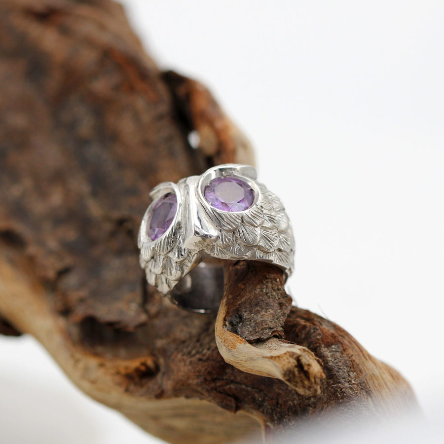 L'anello su un ramo, di tre quarti