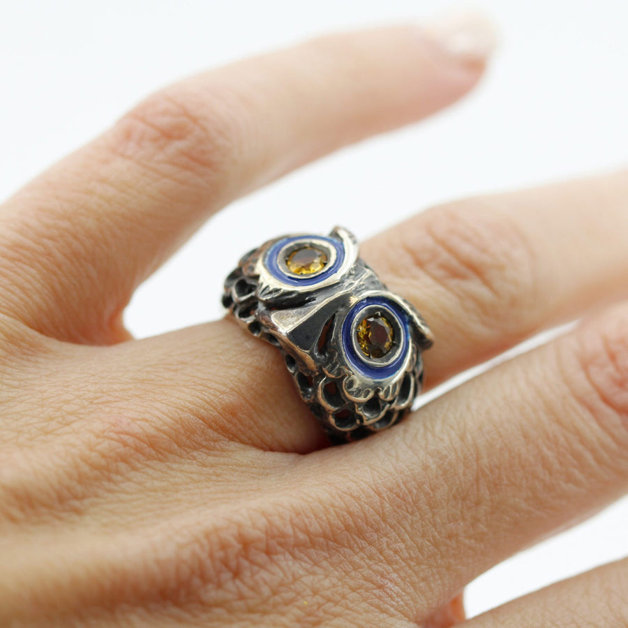L'anello al dito, di tre quarti