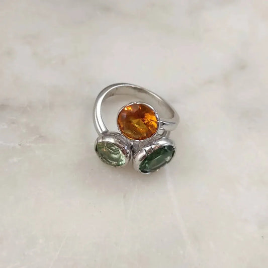 L'anello visto dall'alto: le linguette d'argento ripiegate sulla cintura di ogni pietra e l'asola del gambo dietro