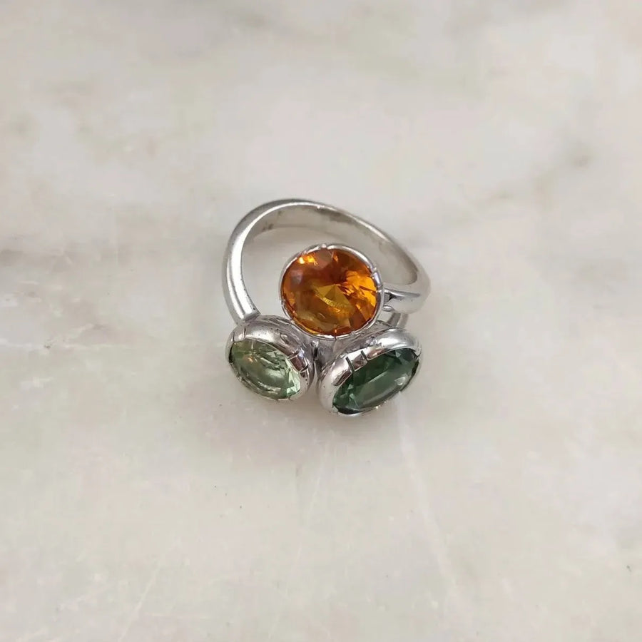 L'anello visto dall'alto: le linguette d'argento ripiegate sulla cintura di ogni pietra e l'asola del gambo dietro