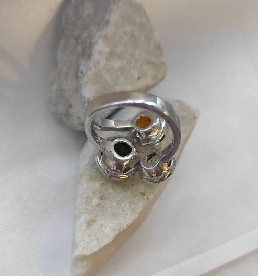 Il rovescio dell'anello: le tre coppe aperte sul fondo lasciano vedere le punte delle pietre