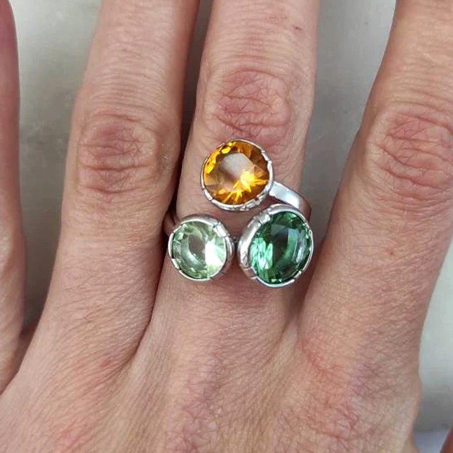 L'anello indossato: la testa da venti millimetri per diciotto copre quasi tutta la larghezza del dito