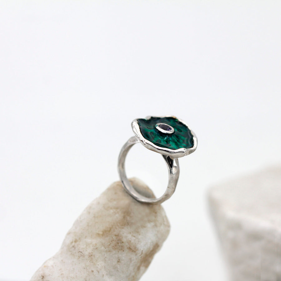 L'anello di tre quarti, con il cerchio del gambo per intero sotto la corolla