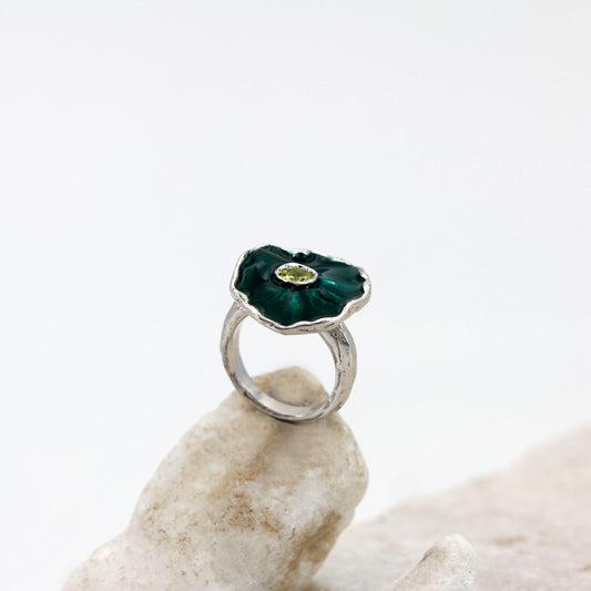 L'anello di tre quarti, con il cerchio del gambo per intero sotto la corolla