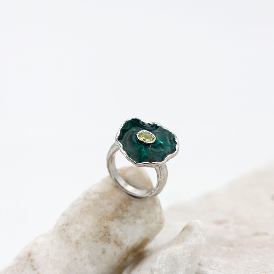 Ripresa ravvicinata del castone d'argento che stacca il peridoto dal fondo smaltato