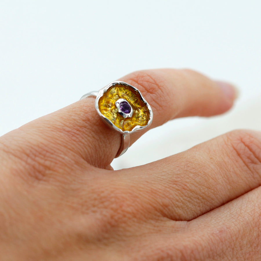 L'anello al dito visto dall'alto, con la corolla di fronte