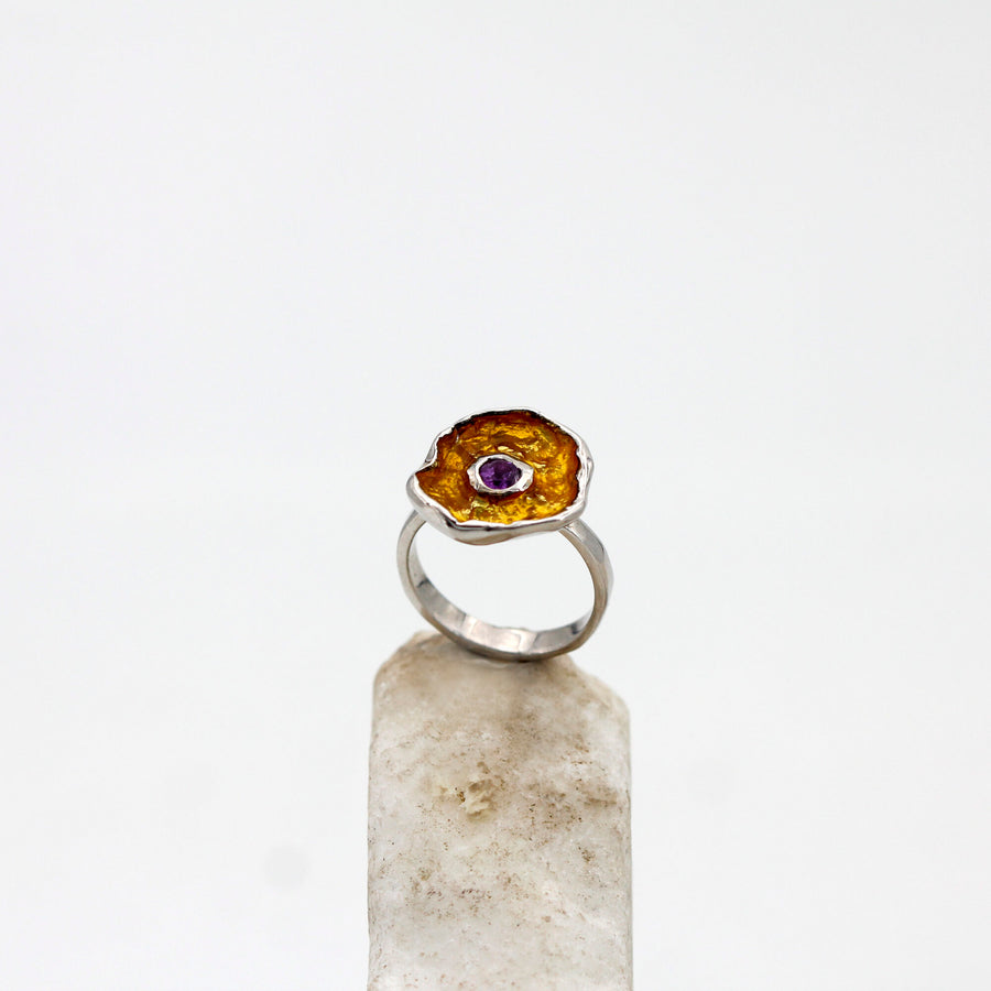 L'anello di fronte, con il castone dell'ametista al centro del giallo