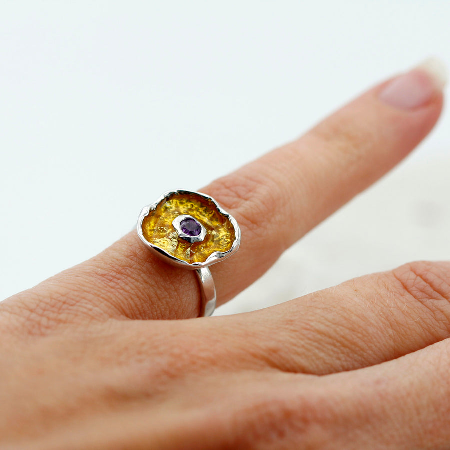 L'anello indossato al mignolo, con la mano di lato