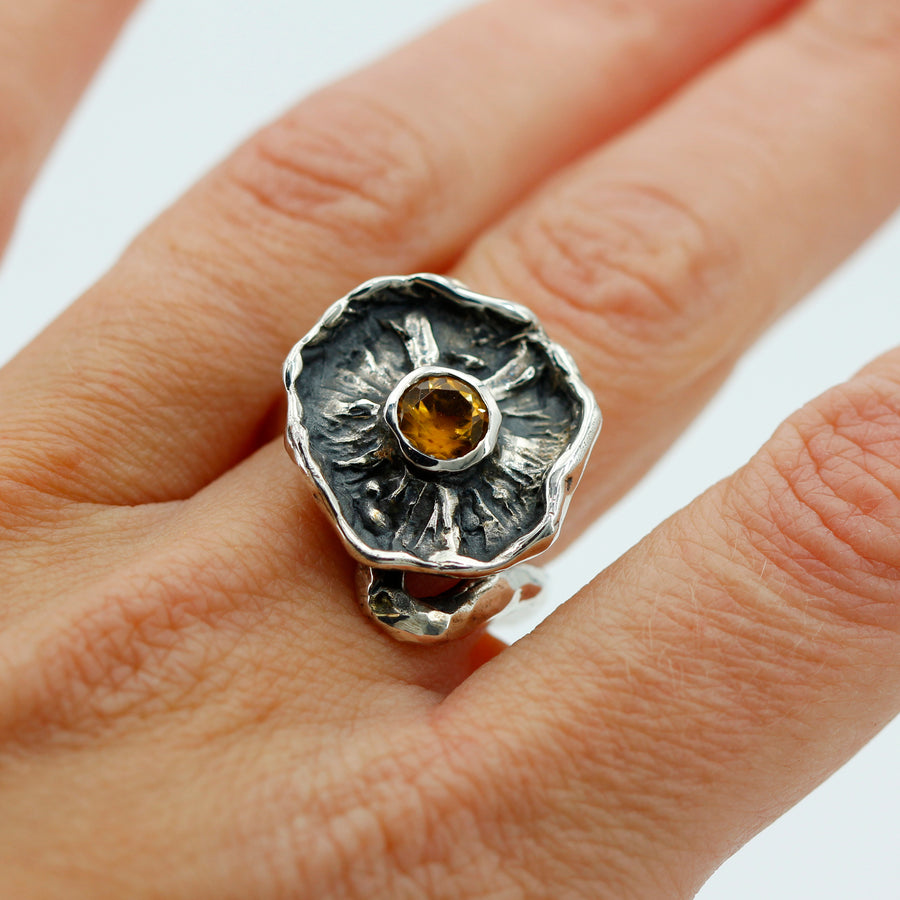 L'anello indossato: la corolla copre poco più della larghezza del dito
