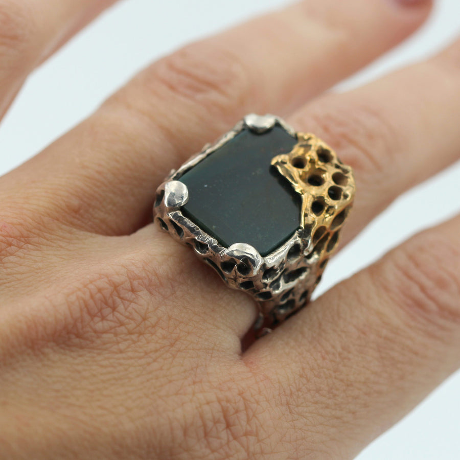 L'anello indossato, per la misura del volume sulla mano