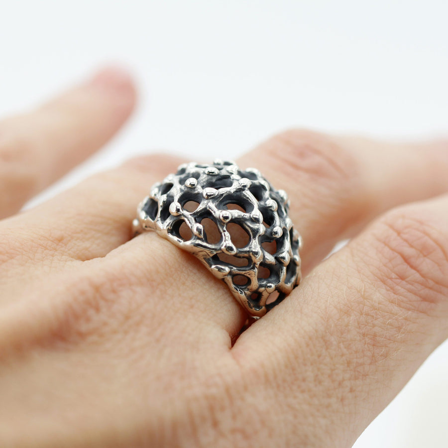L'anello al dito, di lato: quanto il dorso si alza sopra la mano.