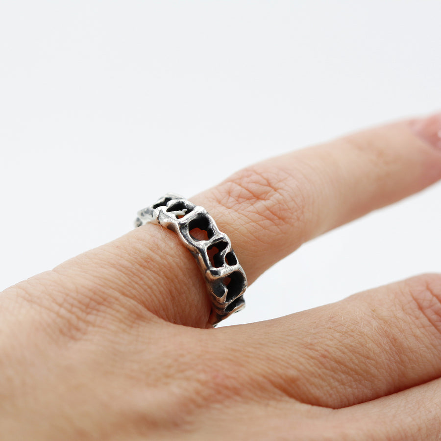 L'anello al dito: la fascia occupa poco più di mezzo centimetro sulla falange.