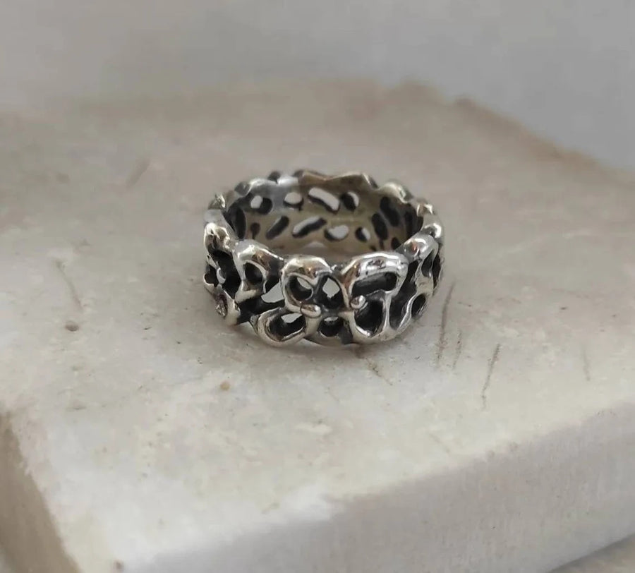 The ring seen from the front: inside the circle the opposite wall appears, flattened on the inside.