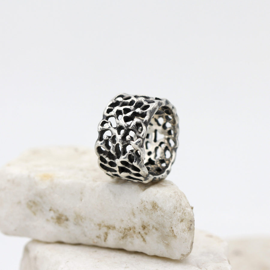 L'anello coricato, con il bordo superiore lasciato ondulato
