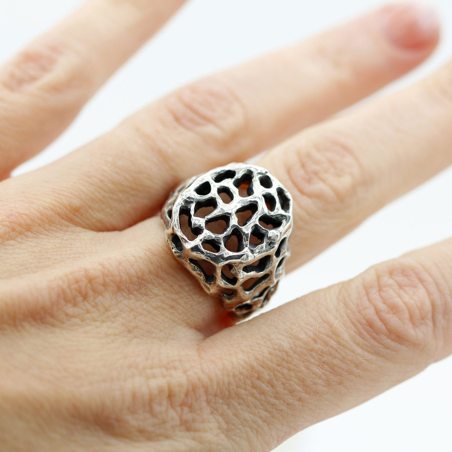 L'anello al dito, la sommità piatta rivolta verso chi guarda