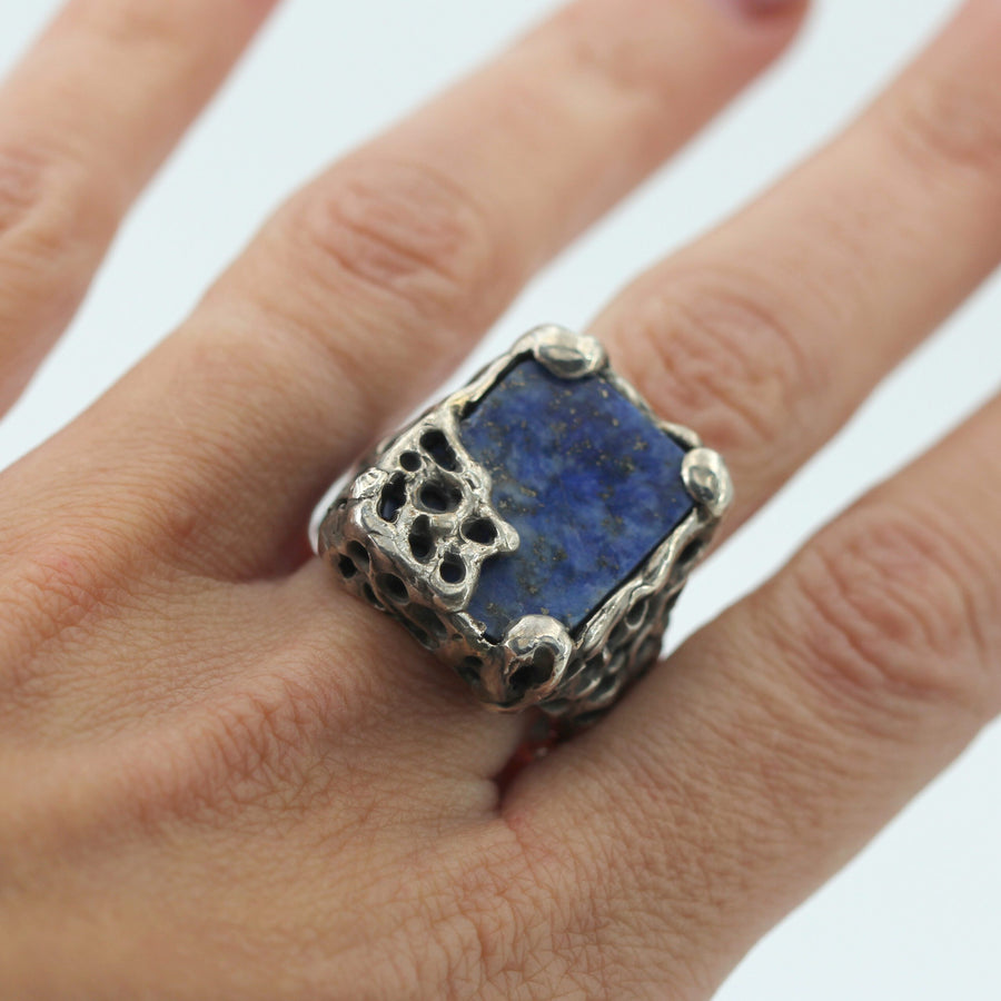 L'anello indossato, veduta frontale