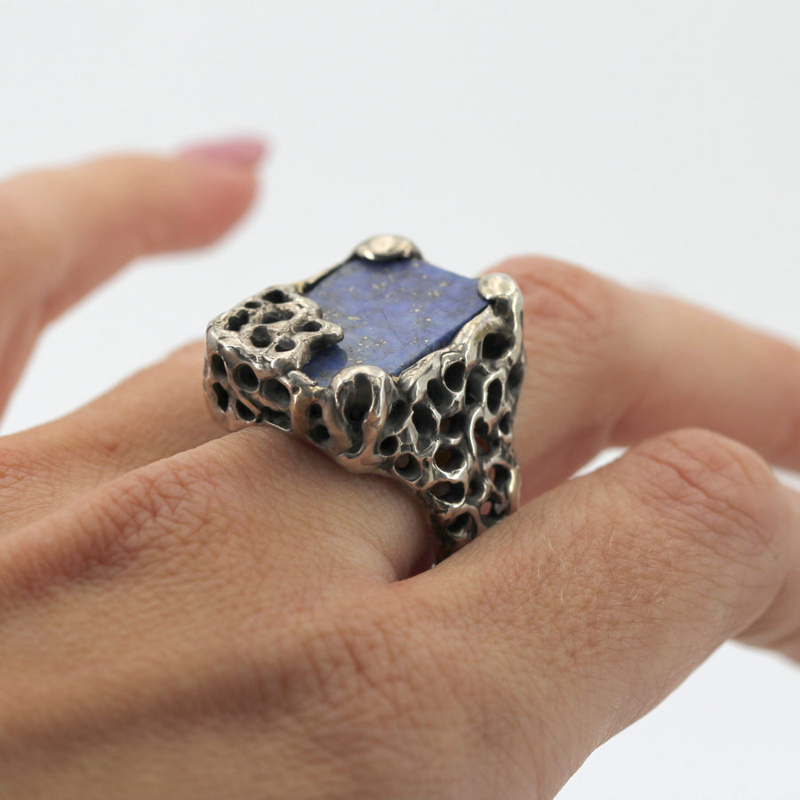 L'anello indossato, veduta di tre quarti