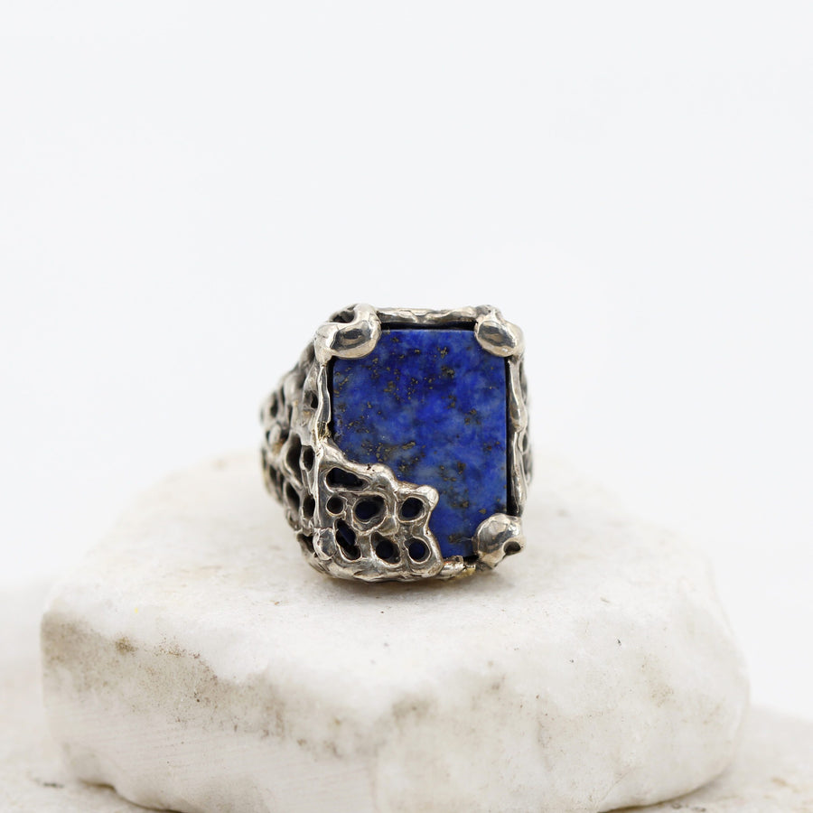 La lastra di fronte: il blu, le schiarite di calcite, la pirite