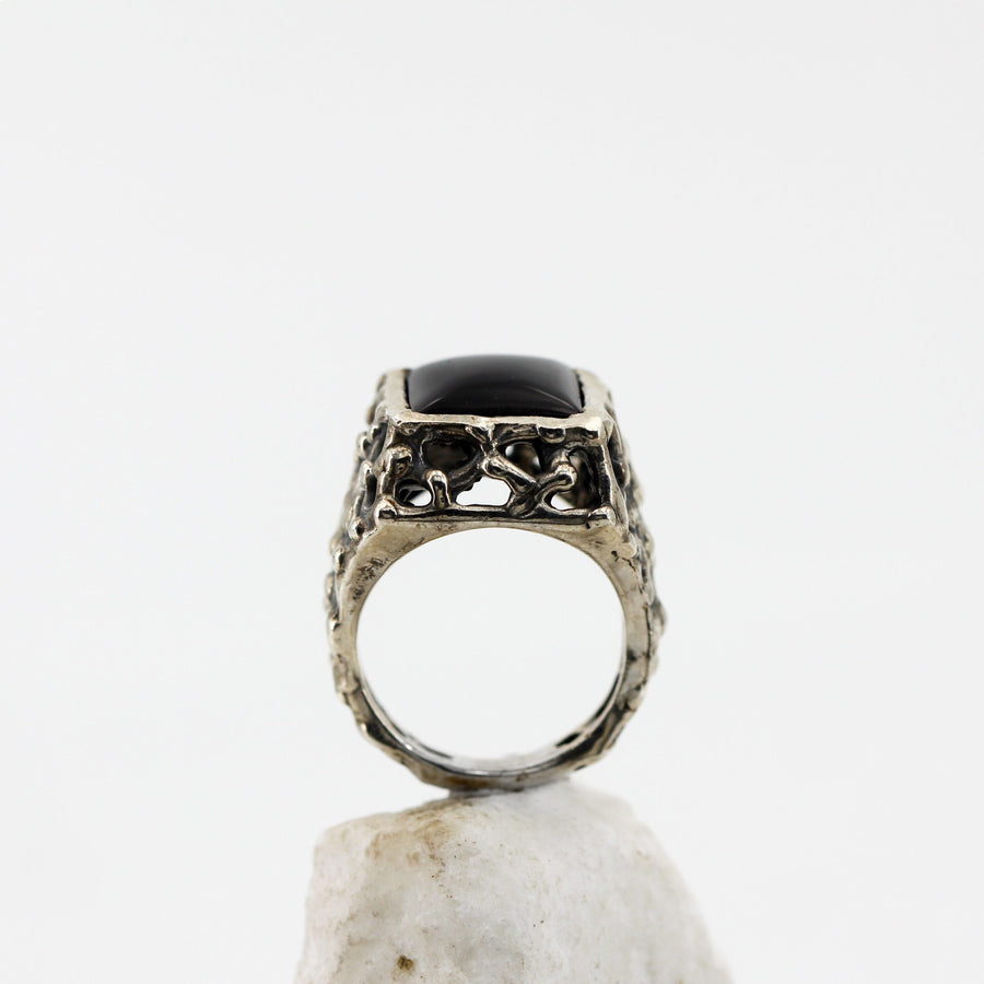 L'anello in piedi visto di fronte, con il cerchio interno liscio