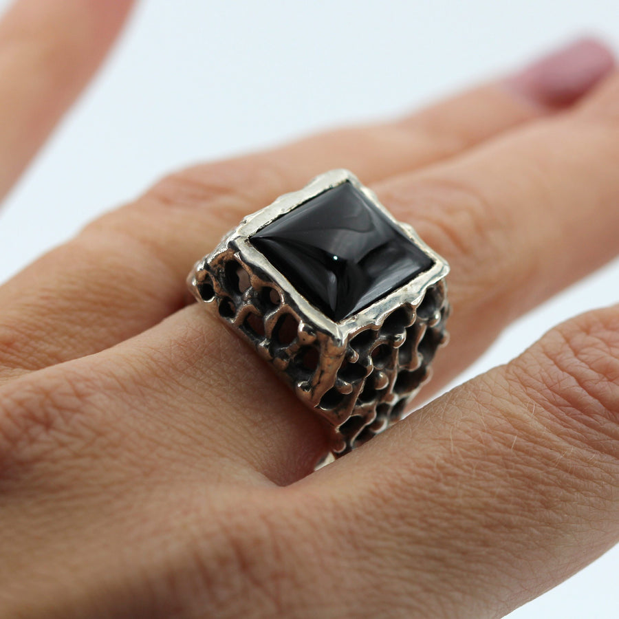 L'anello al dito, la pietra rivolta verso chi guarda