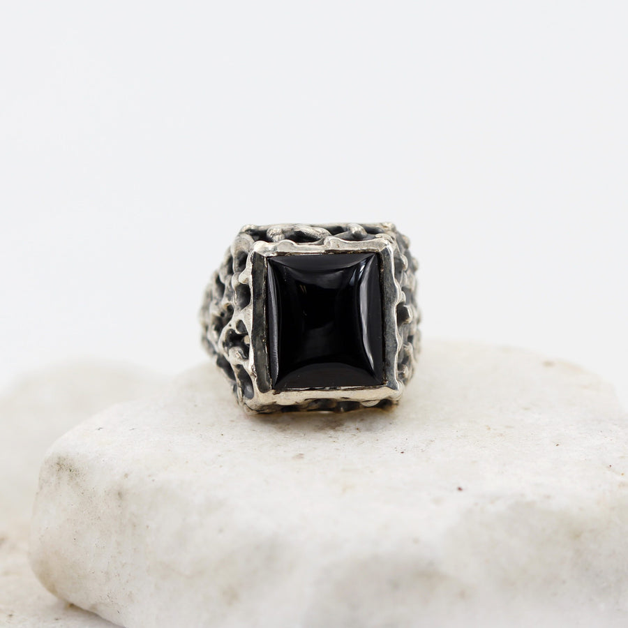L'anello frontale su fondo chiaro, la punta della pietra al centro
