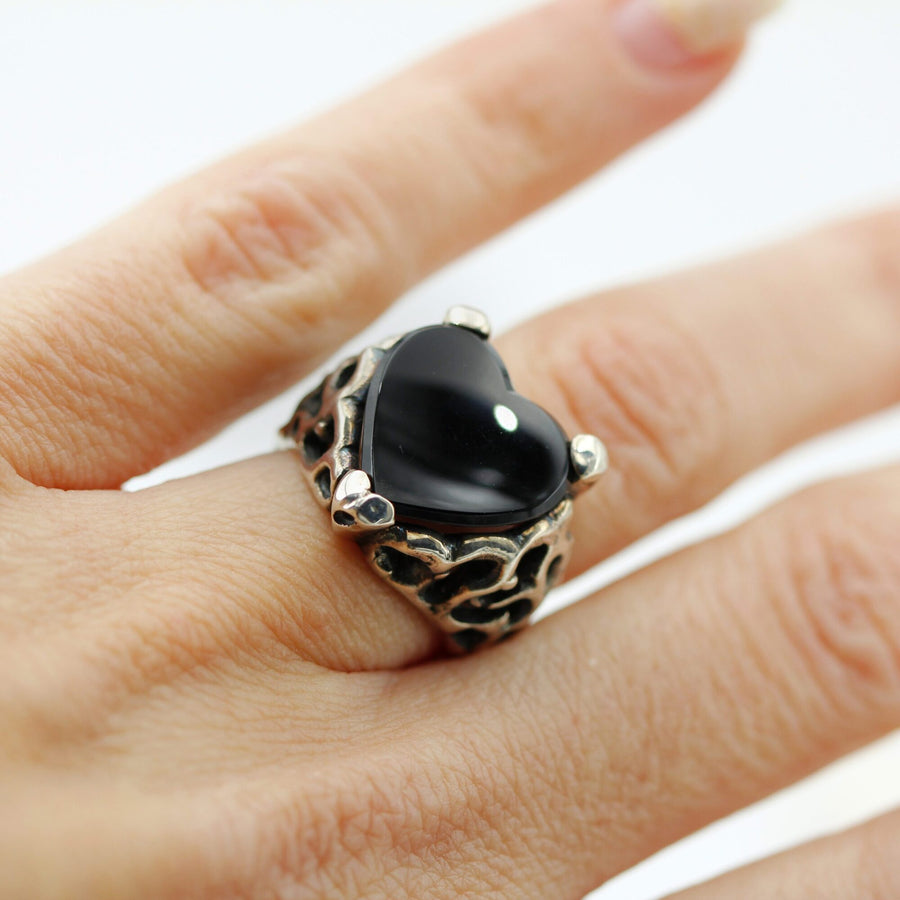 L'anello indossato, veduta di tre quarti