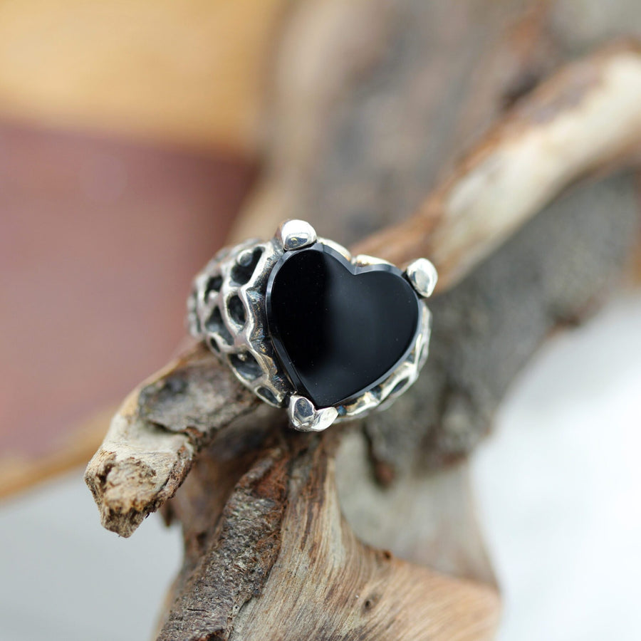 L'anello appoggiato su un legno, il cuore in primo piano
