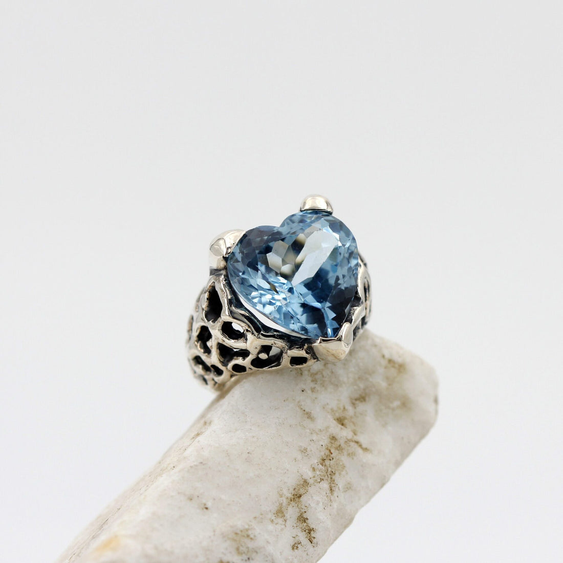 Marte ring in silver with a heart-shaped blue topaz, overall view