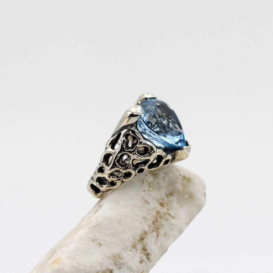 The ring seen from the point of the heart, the band rising towards the stone