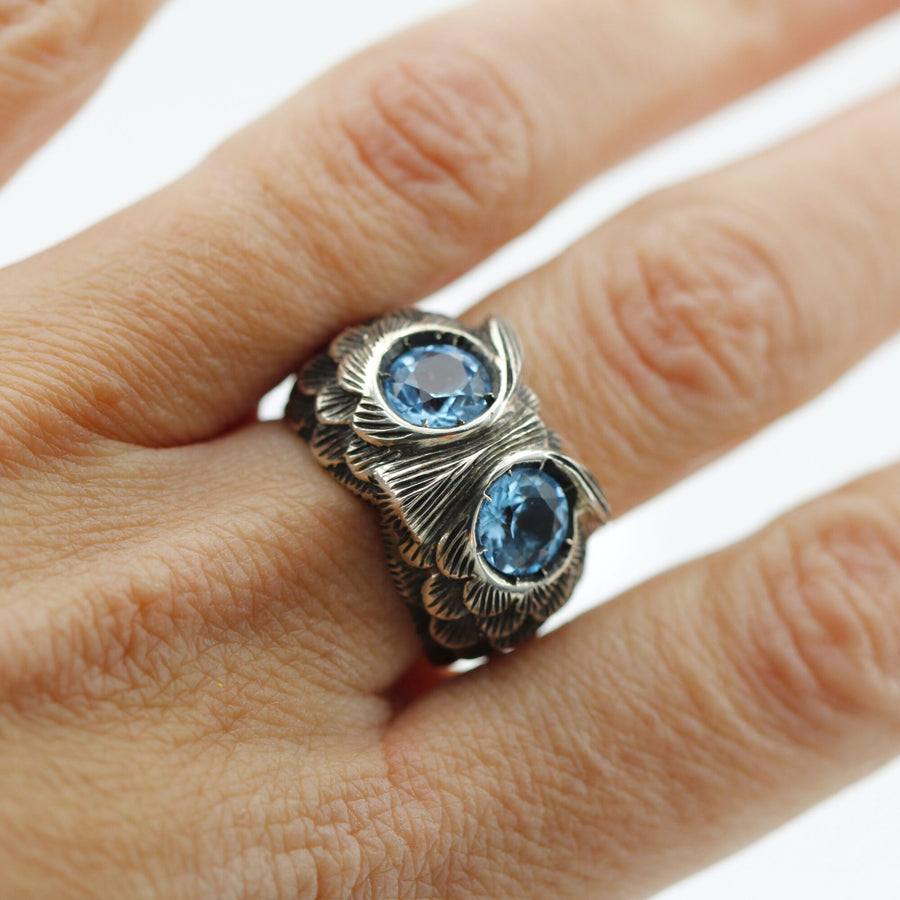 L'anello al dito, di tre quarti