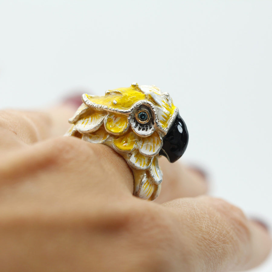 L'anello indossato di profilo, con il diamante blu dell'occhio che prende luce