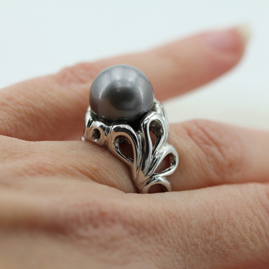 L'anello al dito di tre quarti: quanto la perla sporge dalla mano