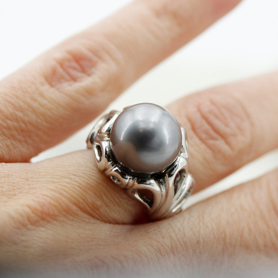 L'anello al dito, la perla di fronte