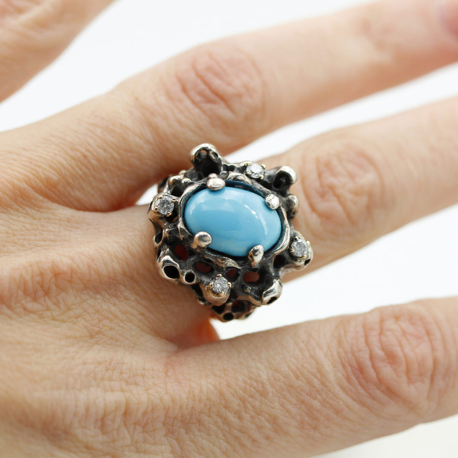 L'anello indossato, per la proporzione con la mano