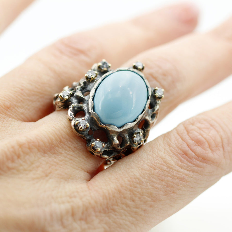 The ring worn, seen from the back of the hand
