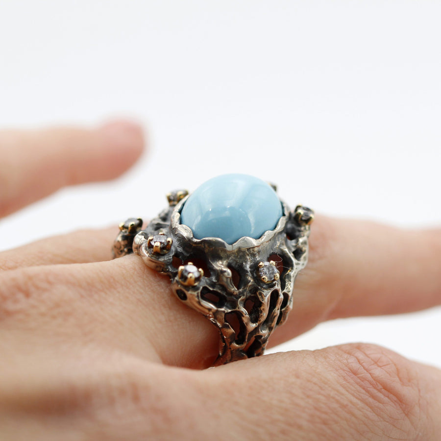 The ring worn in profile: the height of the head on the finger