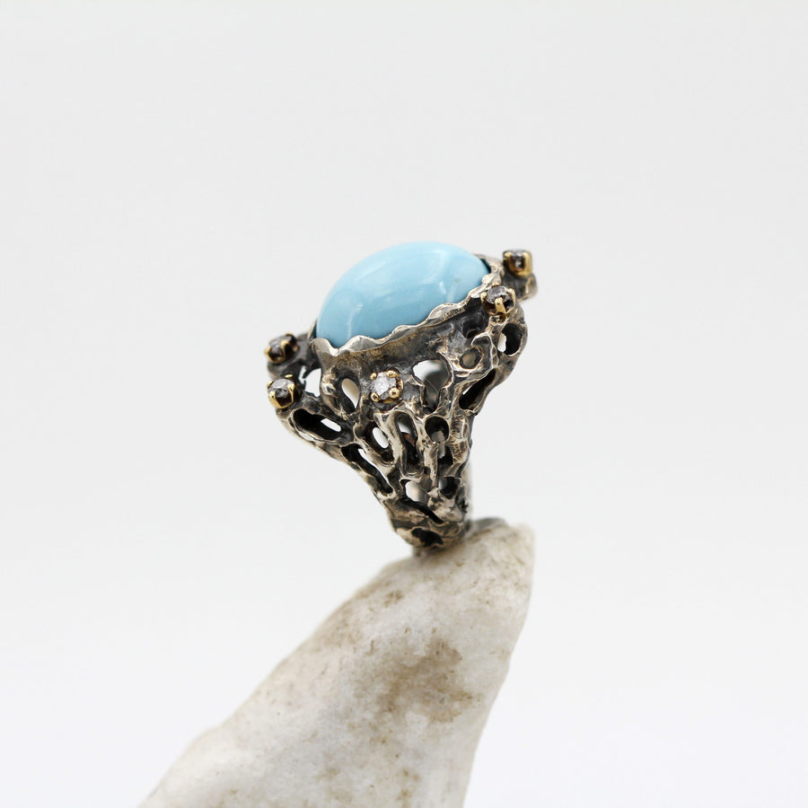 Side view: how high the dome rises above the finger