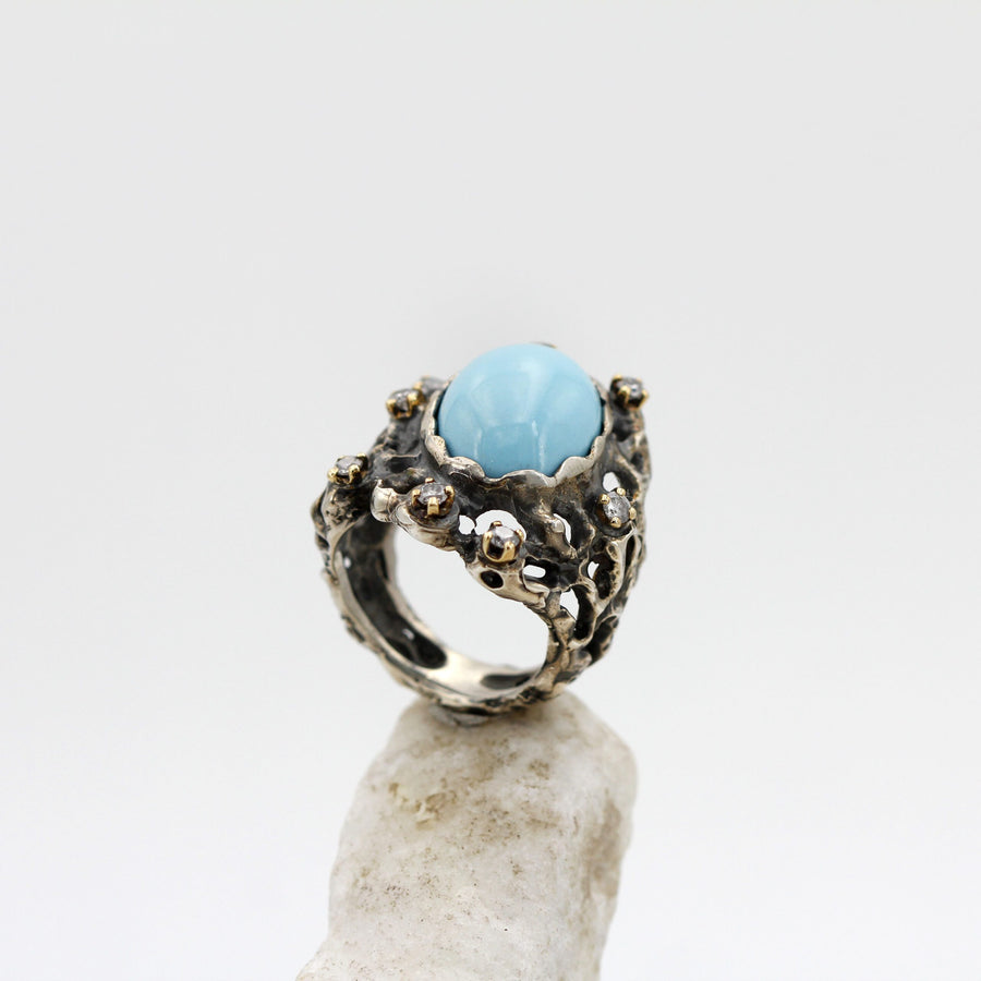 The side of the ring and the opening beneath the head