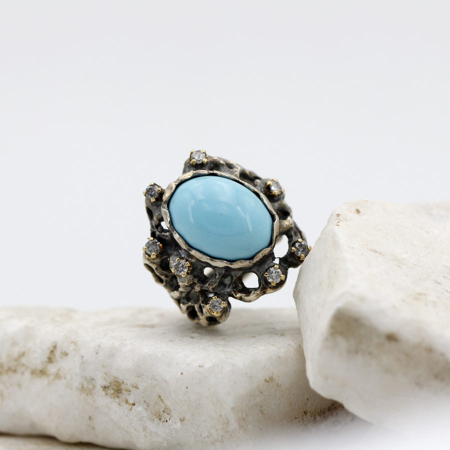 The ring lying flat: the gold bezels in a row around the stone