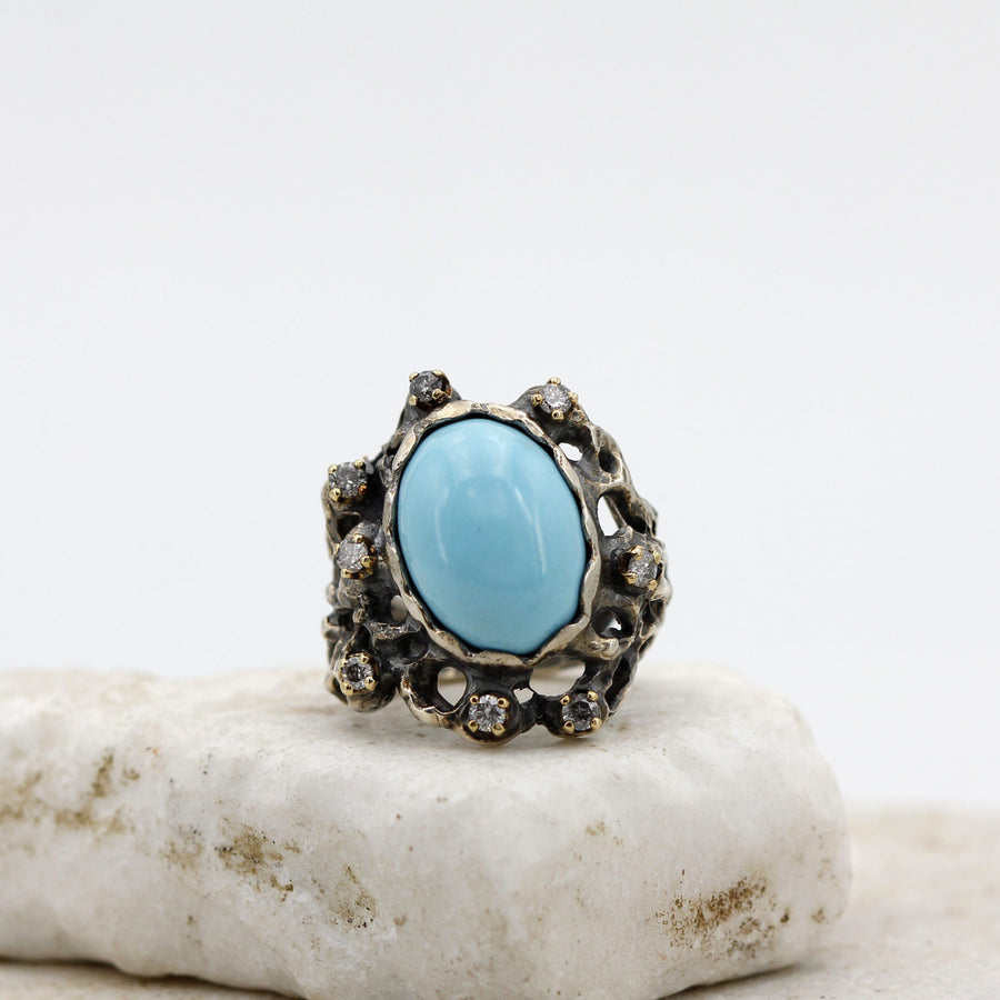 Front view: the eight diamonds close the circle around the turquoise