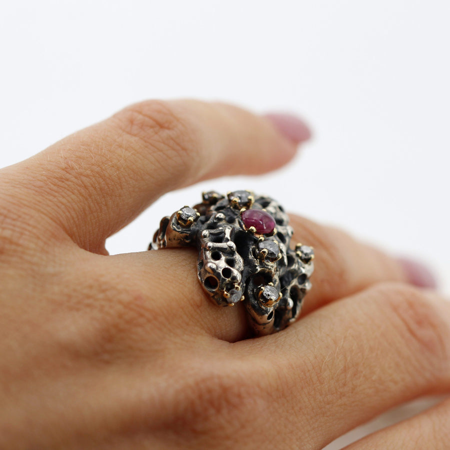 L'anello al dito di scorcio: l'ingombro del corpo sulla mano