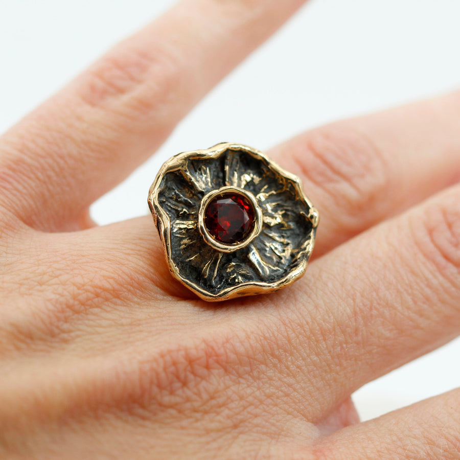 L'anello indossato, la corolla appoggiata di piatto sopra il dito