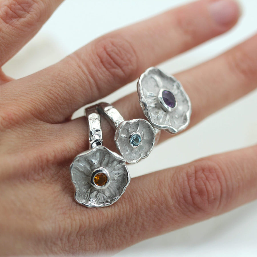 The ring on the finger: how far the three corollas project beyond the outline of the hand