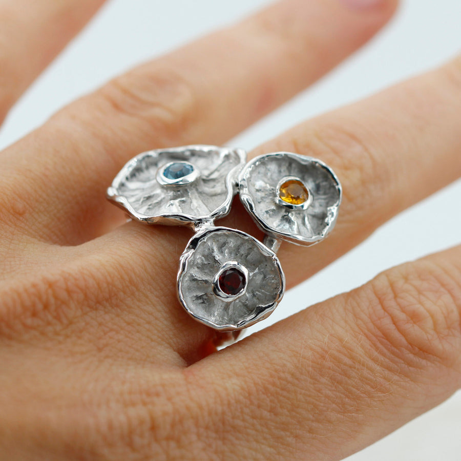L'anello al dito visto dall'alto: l'ingombro del triangolo di fiori sulla mano