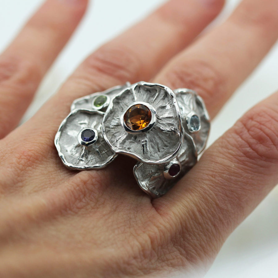 L'anello al dito, l'ingombro sulla falange