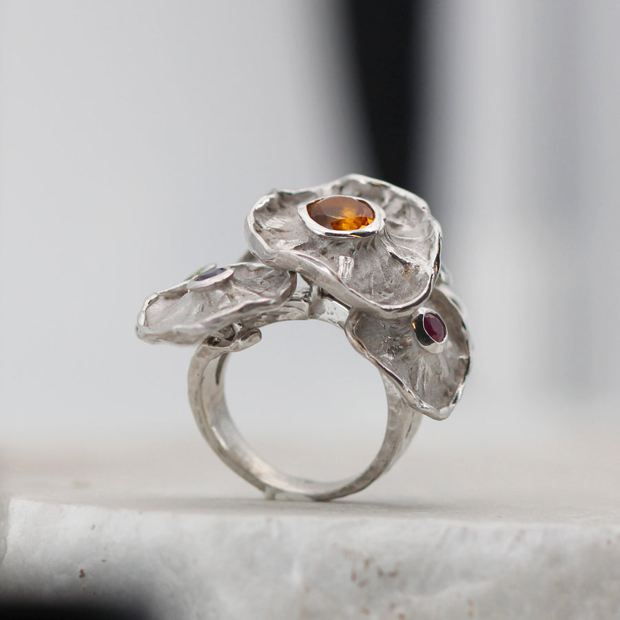 L'anello di profilo, la fascia liscia sotto il gruppo delle corolle